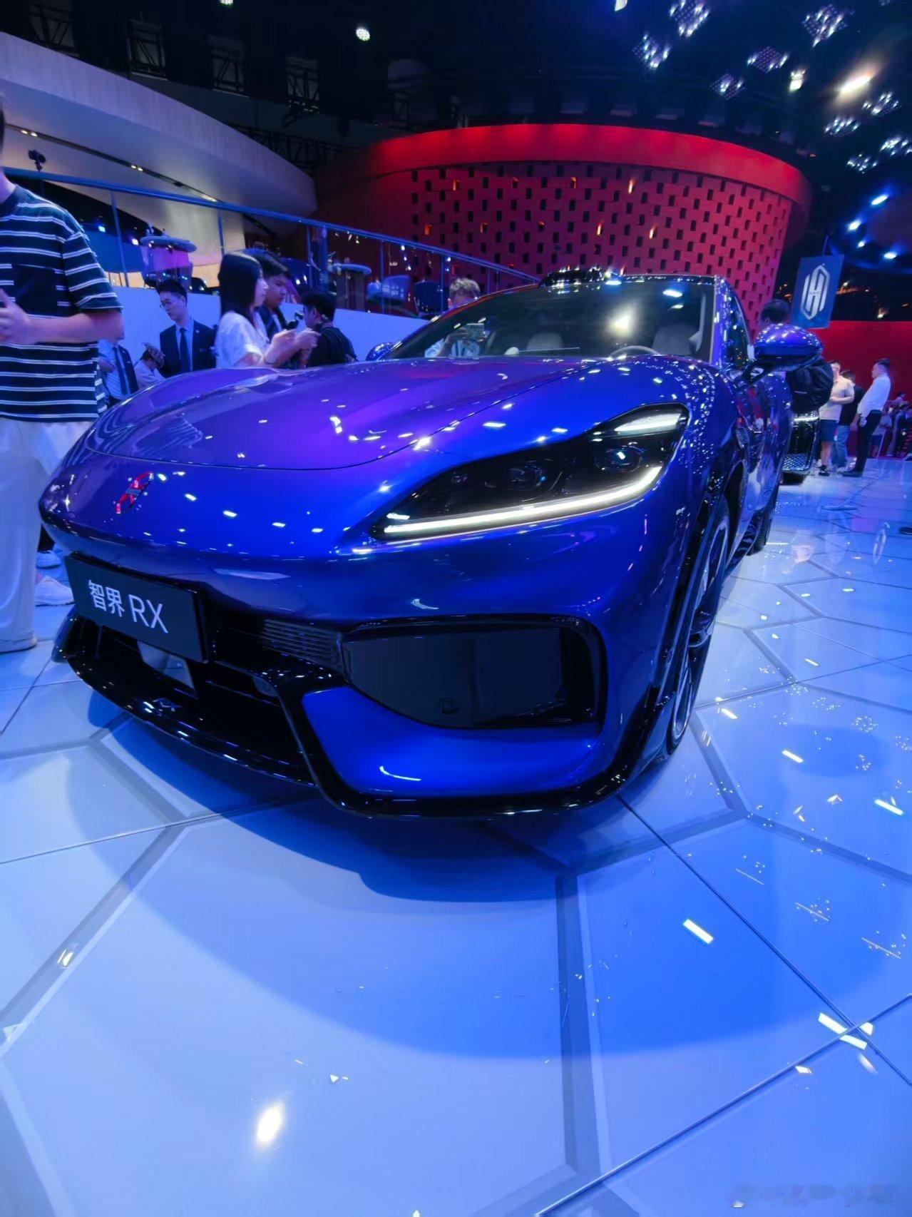 成都车展智界展台，直接把全家家底全部搬过来了[偷笑]
 
RX、V9、新S7、R7，一台都不少，全部整齐就位。智界RX更是直接占住展台C位，车头正对着展馆主通道，但凡从这路过，你的目光很难不被它给拽过去。
 
这是鸿蒙智行首款以X命名的SUV，智界RX，预售价29.98‑39.98万，市面上目前最便宜的L3架构车型 ​