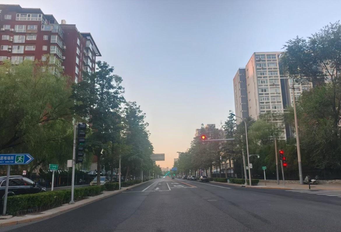 a股最近有很多长期利好，比如十五五汽车产业规划，
今天多部门联合发布的智能家居发展规划，
十五五期间，消费是重中之重，智能家居，智能穿戴，智能驾驶，智能传感器，智慧中控屏，智能手表，智能头盔，相关芯片，传感器，显示屏，micro LED，整个产业链中长期受益，向好，大的发展方向，定调！可以说 ​