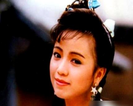 连续六天钻进女方香闺，转头却拉着怀孕的老婆上节目，指着镜头反咬一口说是对方死缠烂打。

当年江华这波操作，直接把邓萃雯锤进谷底。狗仔拍到他天天往邓萃雯家里跑，事情一爆出，江华火速带着挺大肚子的麦洁文坐到闪光灯前，把黑锅全扣给女方。

邓萃雯气得召集记者硬刚，拍着桌子发誓倾家荡产也要告到底。可结局就是