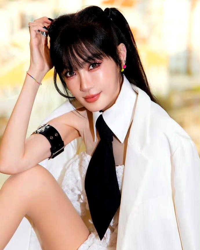 舞台上那个马甲线清晰、一双长腿踢到半空的女星，今年51岁。

镜头推近，硬是连一丝疲态都抠不出来。别拿老天赏饭吃当借口，谢金燕这身段根本不是靠天生底子好。

人家私底下是一口饭嚼几十下，健身房里的器材摸得比谁都熟。几十年如一日死磕饮食和运动，硬生生把松散的皮肉练成了紧实的铠甲。

岁月从来没饶过谁，