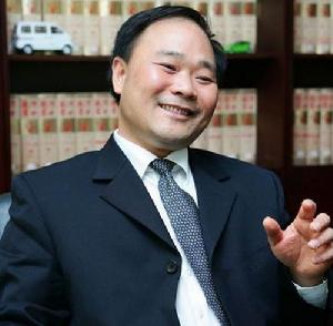 63岁的李书福，在行业发展关键节点选择交棒吉利汽车上市公司管理层，同时公开指出国内造车行业存在的各类浮躁问题。
 
他早前在行业论坛上提出批评，不少车企急于推出新品，只用很短周期完成新车落地，后续依靠线上更新修补产品漏洞，忽略汽车本身的安全底线。还有企业把大量资金投入宣传造势，基础研发投入跟不上，车