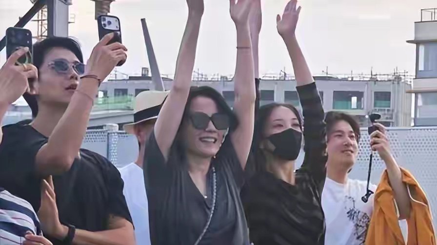 王菲母女三人在阿那亚，前夫窦唯也在，王菲穿超短裤、秀一双美腿 ​