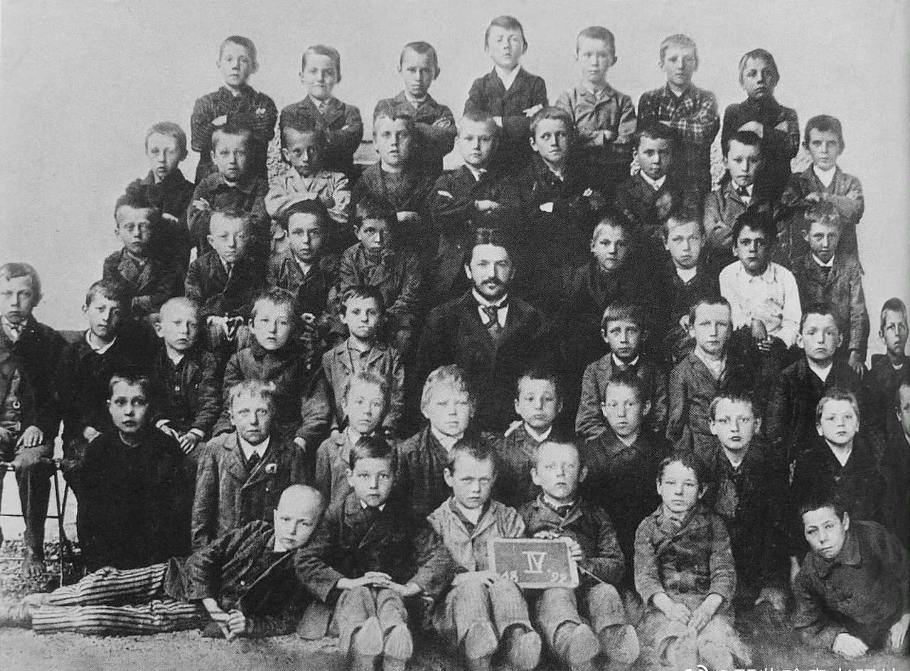 1899年，正读小学四年级的阿道夫·希特勒，你找到了吗？ ​​​