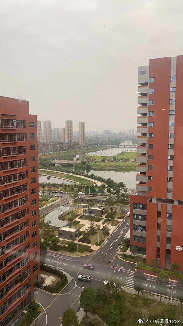 好累。。。。除了好累想不到别的词。生活好苦，人生好苦，无数的苦难向我涌来，很多时候我都在想这么苦为什么还要活着？上帝故意抽走一块砖头，于是城墙从四面八方开始坍塌。人生，不断选择，不断为自己的选择买单。很多时候我都不明白，当初不一样的选择是不是会有不一样的人生。我想不开，我困在自己 ​