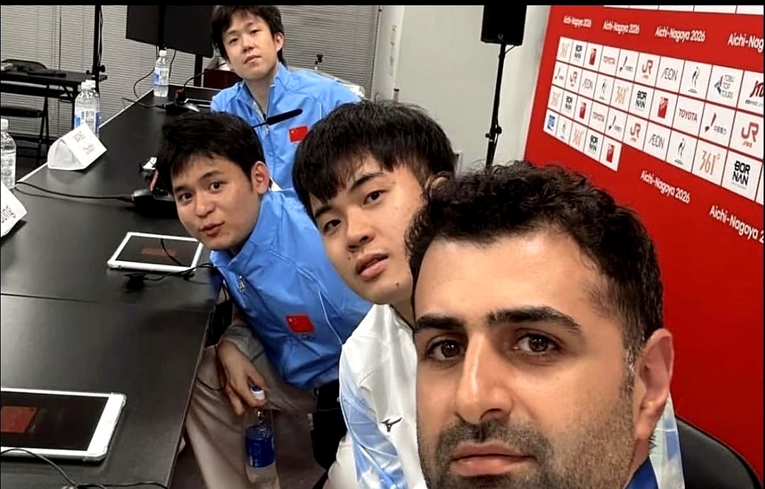 网上之前疯传孙颖莎和王楚钦的同框图，看着俩人脑袋瓜都快贴一块去了，结果今天正面全景一曝光，把不少人直接看乐了，原来两个人坐得离得老远。
 

不得不佩服摄影师的找角度功力，一个错位抓拍，生生把正常的社交距离，拍成了交头接耳的亲密感，全网硬生生被视觉误差给忽悠了。
 

但凡关注他俩的都懂，赛场上是并