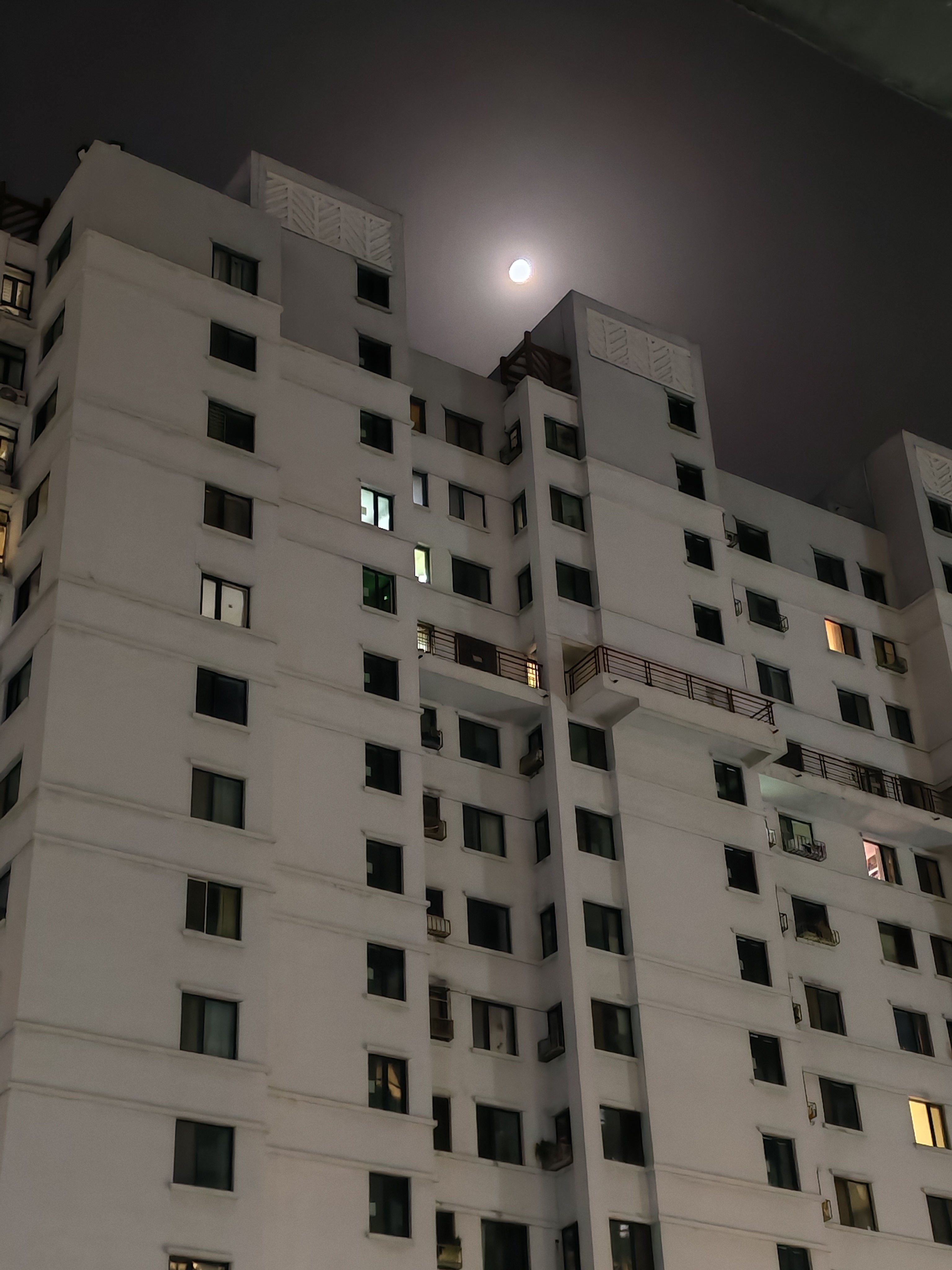 月光悄悄爬上楼顶，微风清凉而不寒，虽已是深秋夜晚，仍愿在外漫步。
我在河苑静等孩