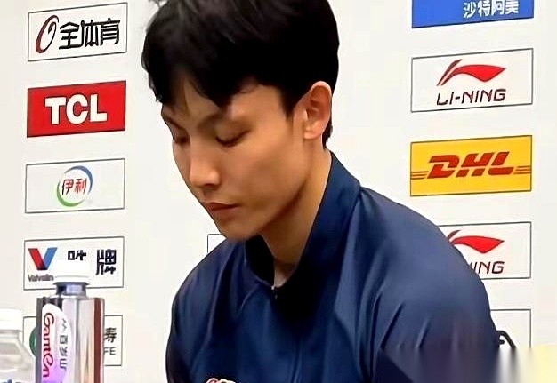 徐杰赛后那几句话，几乎是在复盘一场“屠杀”。 明明上半场还手握优势，怎...