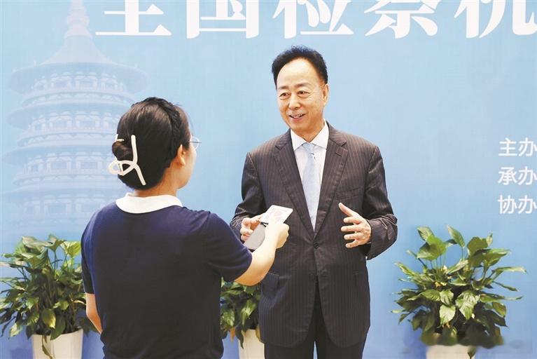 #代表最关注#【全国人大代表阎建国：把监督思维贯穿检察办案全流程各方面】近日，全国人大代表、最高检特约监督员、九三学社中央法律委员会顾问、北京信利律师事务所首席合伙人阎建国在参加全国检察机关公诉工作会议后指出，此次会议既指出当前公诉工作的短板痛点，又给出清晰路径，对全国公诉工作具有 ​