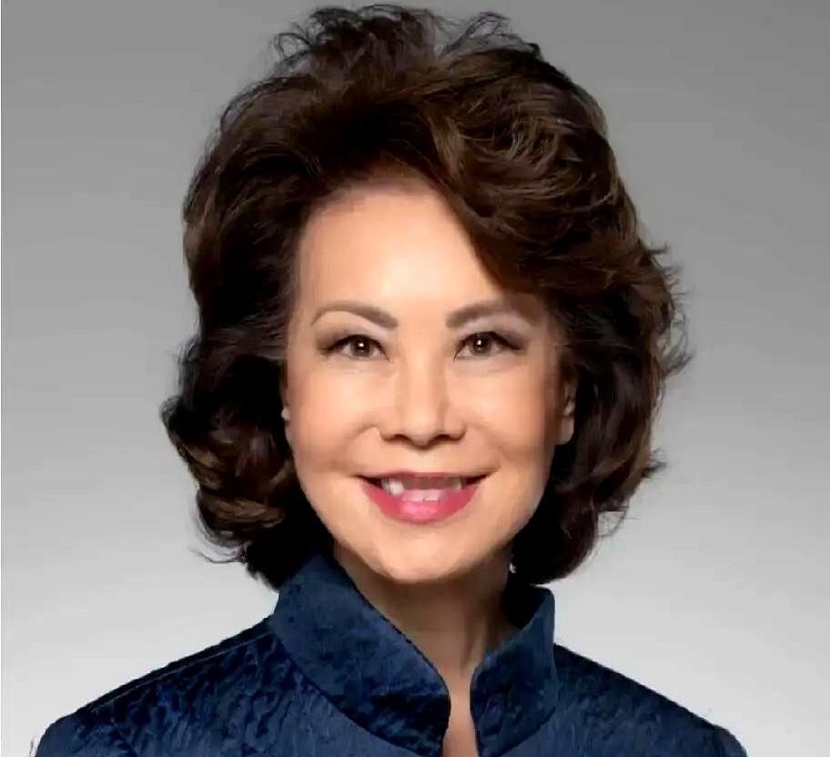 水均益两访赵小兰，最扎心的不是她变没变，是身份这东西从来跟着位子走。早年在央视演播室，她挂着美国部长衔，镜头前把“华人”轻轻拨成“亚裔”，不是不认根，是那把椅子不允许她认得太满。后来卸了任再坐到对面，话松了，笑也近了，聊起家世底子里的中国味，顺口就接上了。咱别急着骂人现实，换谁在异国官场站着，也得先
