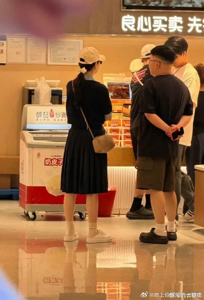 “景甜风波后的状态”上热搜，照片显示其一身休闲装扮逛商场，有两名保镖同行，状态松弛淡定 ​​​