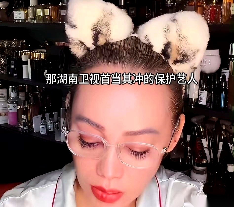 宁静最近在直播间里的一段发言，直接把内娱艺人和电视台之间最隐秘的那根线，扯到了大众的眼皮子底下。
她抛出的核心信息足够炸裂：芒果台的保险柜里，锁着一大堆能让当红艺人瞬间倒台的致命黑料。
但最绝的是下一句：这么多年，他们从来没对外漏过半个字。
屏幕里的弹幕还在疯狂滚动，镜头前的宁静倒是满脸坦然。她直接