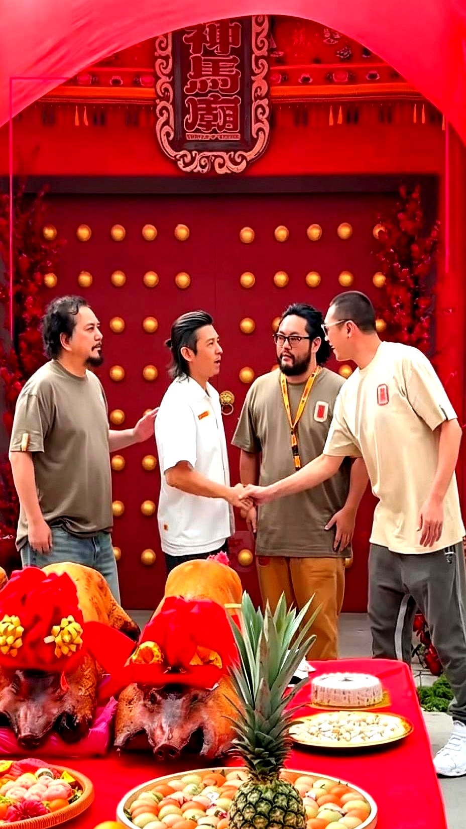 退圈十六年的陈冠希，悄悄现身马来西亚槟城，给一部2027年的贺岁片办开机，身边站着的搭档，居然是早就被内地彻底封杀的黄秋生
 

当年大家偏爱他，根本不是因为旧作品，而是佩服他说话算话，守着一句承诺体面退场，吃了十几年的路人缘红利
 

如今这出操作实在让人看不懂，想拍戏大可以光明正大回归，偏偏选了