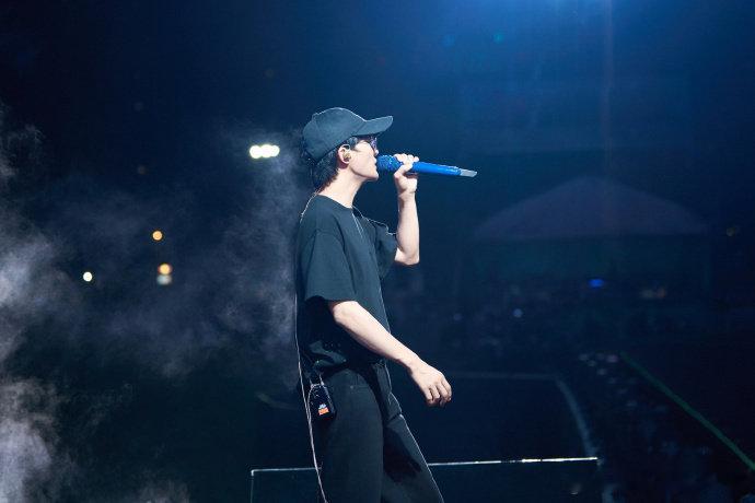 #周深音乐节歌单没有一首不合唱# 夜色之下伴着周深的歌声，全场观众一起合唱，造就特别动人的音乐节夜晚。 ​