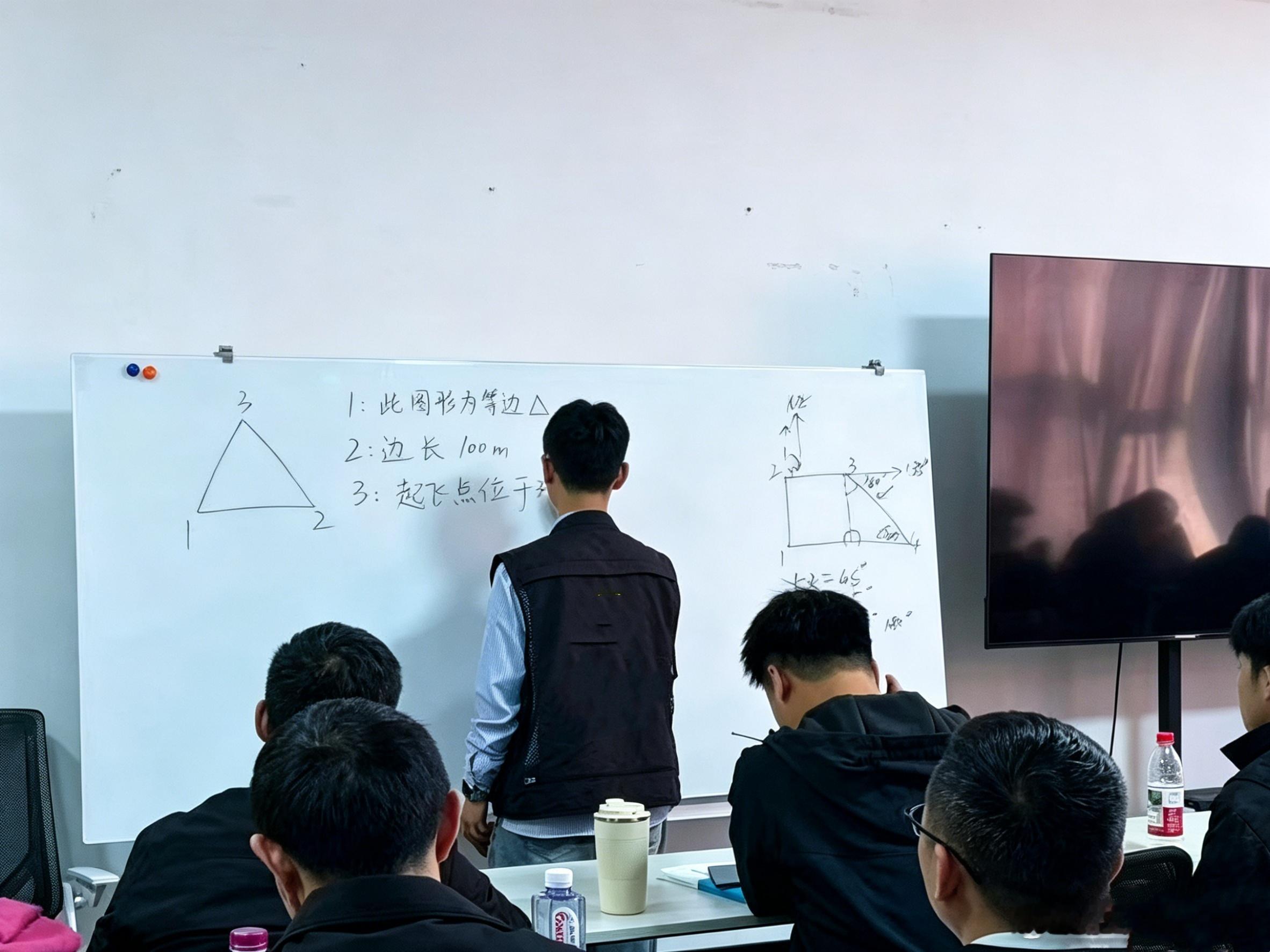 四川先飞智能无人机培训，工业无人机考证学习日常

#CAAC 无人机机长 #成都无人机考证 #四川先飞智能无人机培训
记录我在四川先飞智能无人机培训学习工业无人机的这段日子，给打算考无人机执照、想入行测绘巡检的朋友参考。

本身做工程行业，项目经常用到航测无人机，想系统学习操作，考取 CAAC 机长 ​