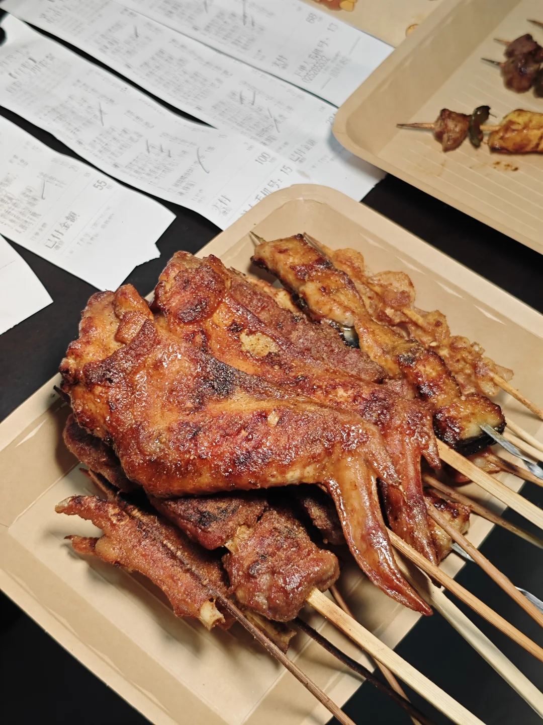 梅花园环境有点破，但是蜜汁鸡翅很好吃的店