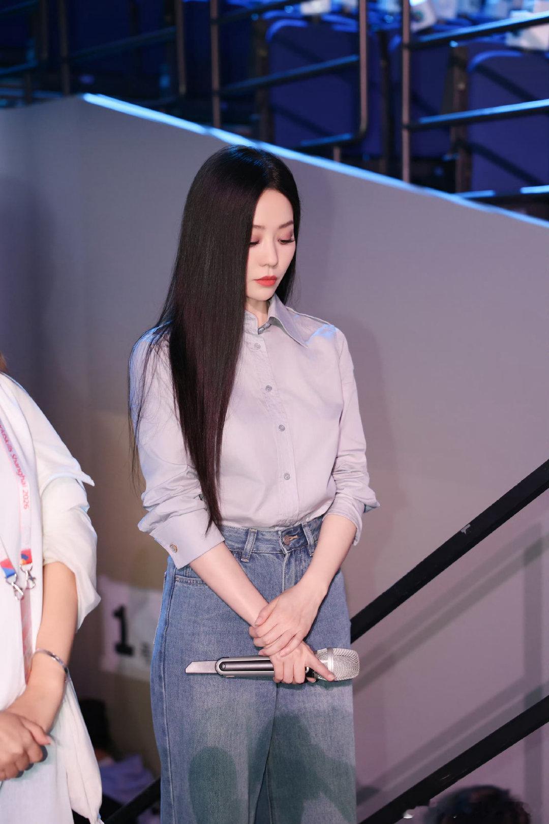 #张靓颖[超话]#好想跪下来求自己别一整天一直看张靓颖了
结果发现跪下来更想叫妈妈了[捂嘴哭] ​