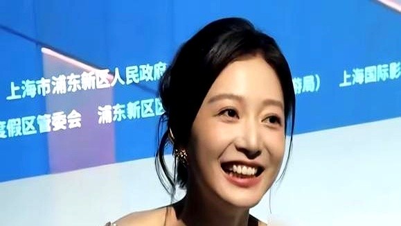 同个宿舍毕业四年，一个扎进体制内，一个扑向流量池。

领诵员出身的冯琳进东方卫视后，转头宣布当制片人做新节目《琳距离》，深夜十点还在剪辑机房加班。10月做客访谈，她直接点破现实：“没有节目，是当下广电的客观实际”，干脆逼自己从主持人转型内容创制人。

睡在她上下铺的孙乐言走的是另一条路。新闻、综艺、