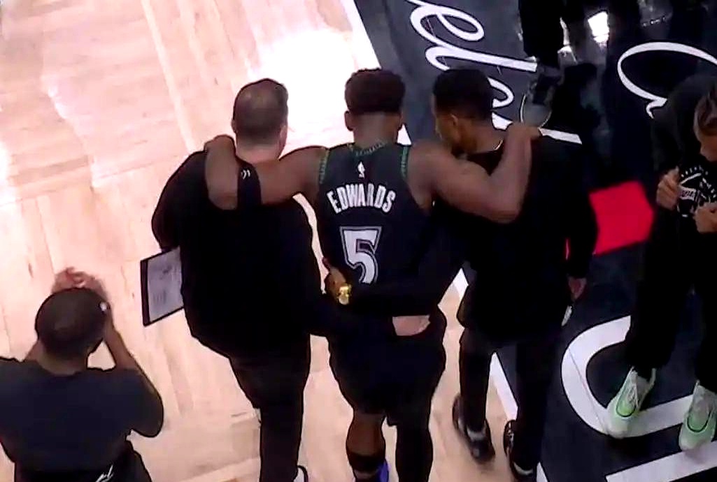 太惨烈了，森林狼这胜利代价太大了。    开场才79秒，迪文岑佐无对抗...