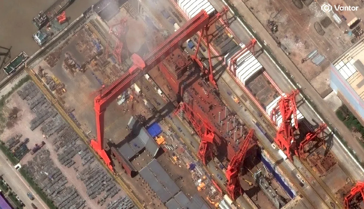 无人潜航器母舰：
1、这是全世界都没有的装备。
2、可以携带N艘各类型的无人潜航器。
3、无人潜航器母舰的主要任务：
a、携带各类型无人潜航器出海释放、部署。
b、对释放部署出去的无人潜航器进行补能。（充电、加油、加弹药）
c、对释放部署出去的无人潜航器进行维护保养更新。（海上维修、保养、更 ​