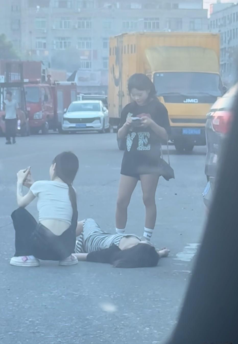 现在的年轻人倒地就睡