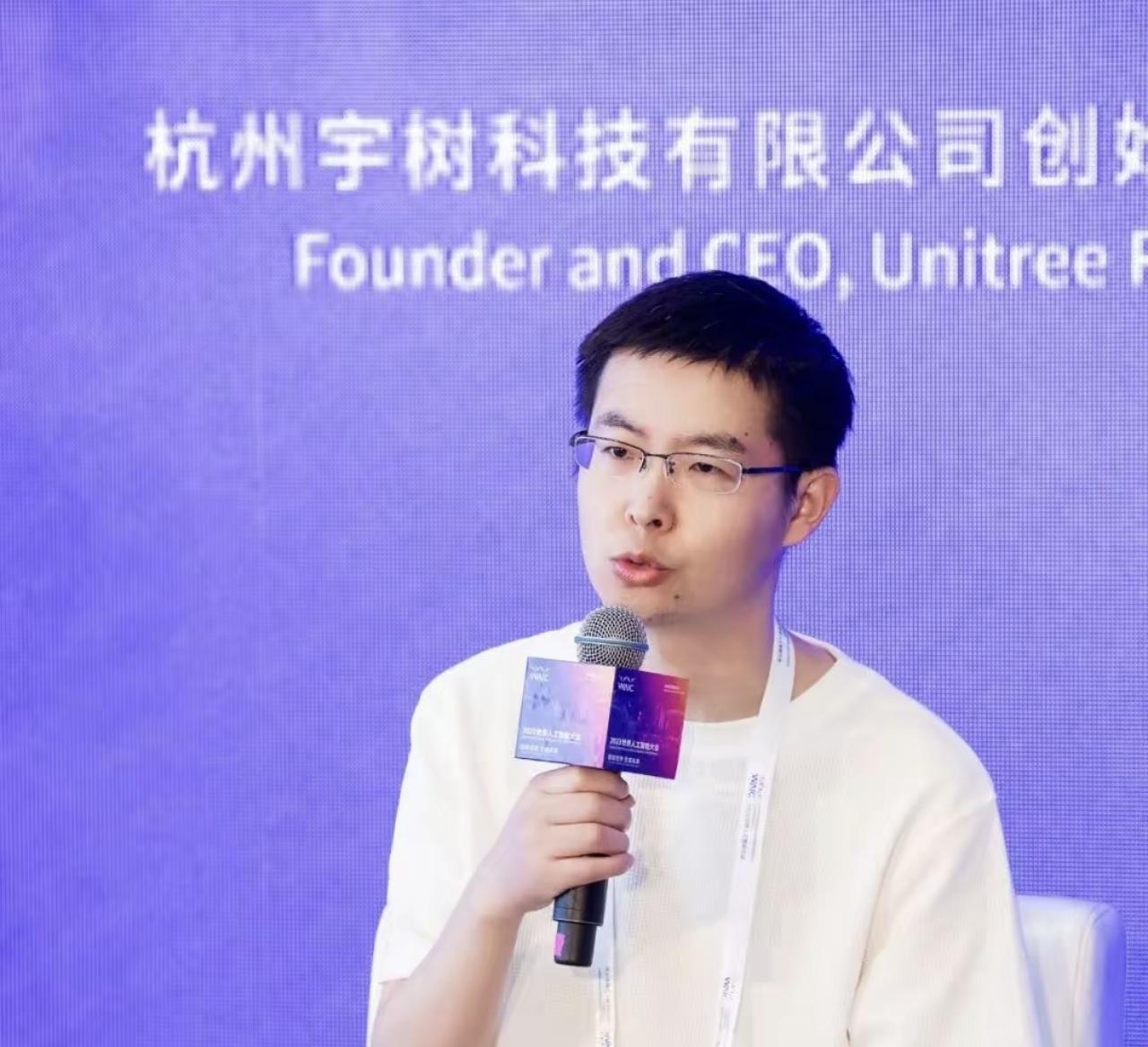 上市不到两周，“人形机器人第一股”宇树科技股价几乎被腰斩。从8月19日登陆科创板的1100元开盘价，一路跌到555.8元，市值蒸发超2000亿。

为什么跌这么狠？三个原因。

第一，上市首日冲太高了。 发行价150.8元，当天开盘直接飙到1100元，涨了629%。一家2025年盈利不到3亿的公司，