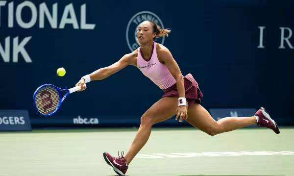 【 8月2日凌晨，WTA1000多伦多站资格赛结束一场较量，郑钦文以3...