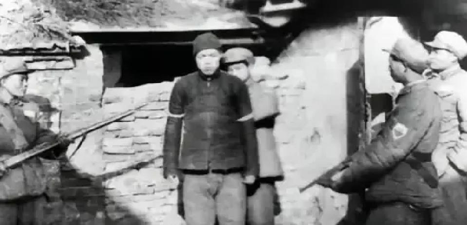 1947年的一天，晋冀鲁豫野战军6纵参谋长王毓淮率部行军，前往1户老乡家里借水喝。进门后，这家的儿媳妇眼巴巴望着，王参谋长一眼认出：“这是文工团女战士。”当即，王参谋长掏枪，将屋内的“恶霸”一家控制住了。
 
那家的老汉脸白了，往后退了半步。旁边的中年男人想往门边挪，被战士用枪抵住了腰。
 
王毓淮