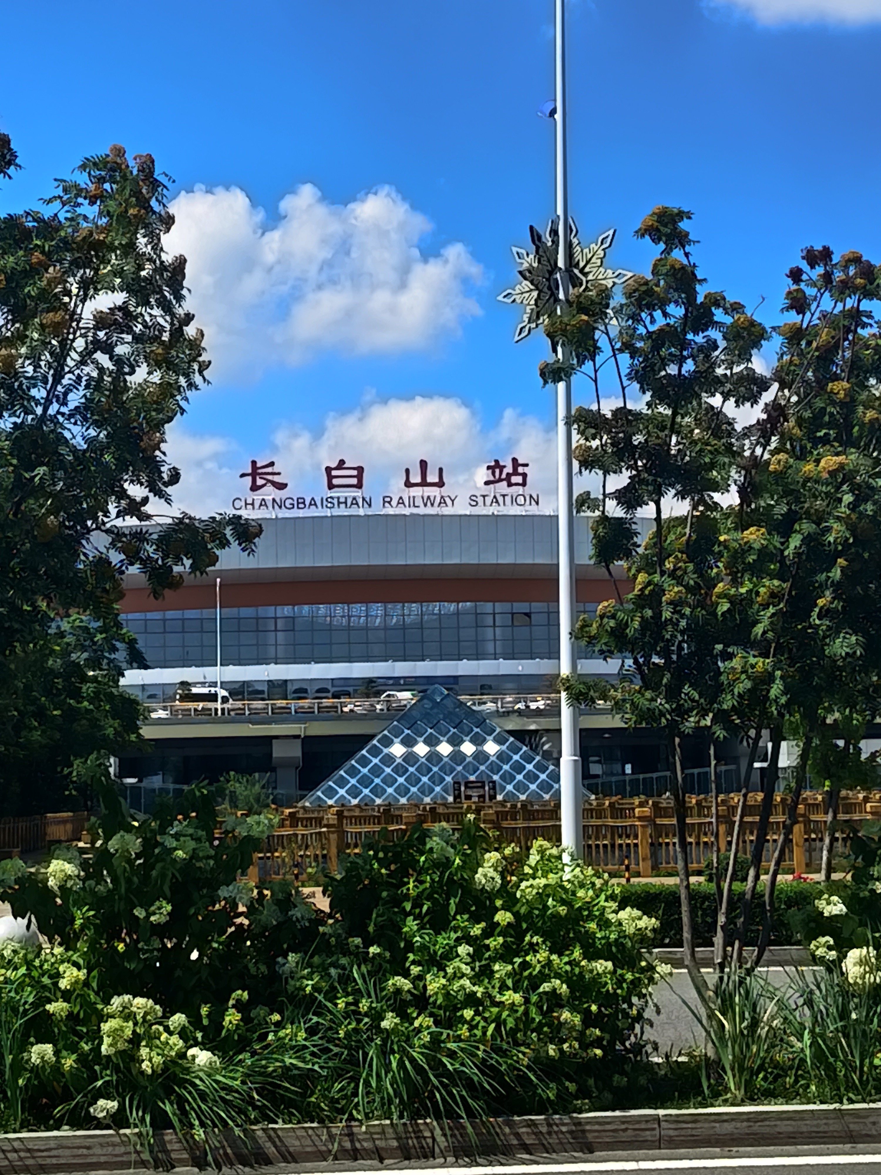 上周刚查过攻略，之前从长春去长白山，坐绿皮要晃10个多小时