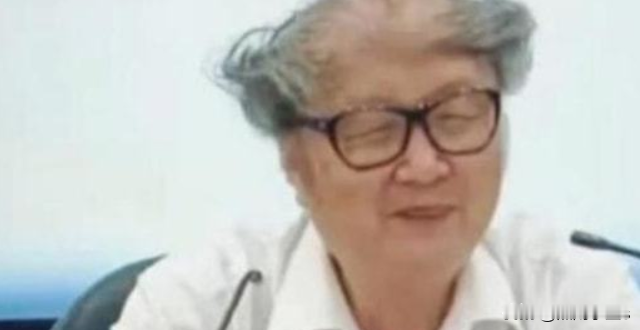 浙大开学典礼一教授因发型走红。

 
金秋九月，桂香漫遍浙大校园，万千新生怀揣热忱与憧憬，齐聚开学典礼的现场，开启崭新的逐梦征程。在庄重肃穆的仪式氛围中，材料科学与工程学院韩高荣教授的登场，成为这个秋天最温柔、最动人的意外惊喜。独特飘逸的半边刘海，发言时自然灵动的甩发瞬间，让他意外走红网络，被网友亲