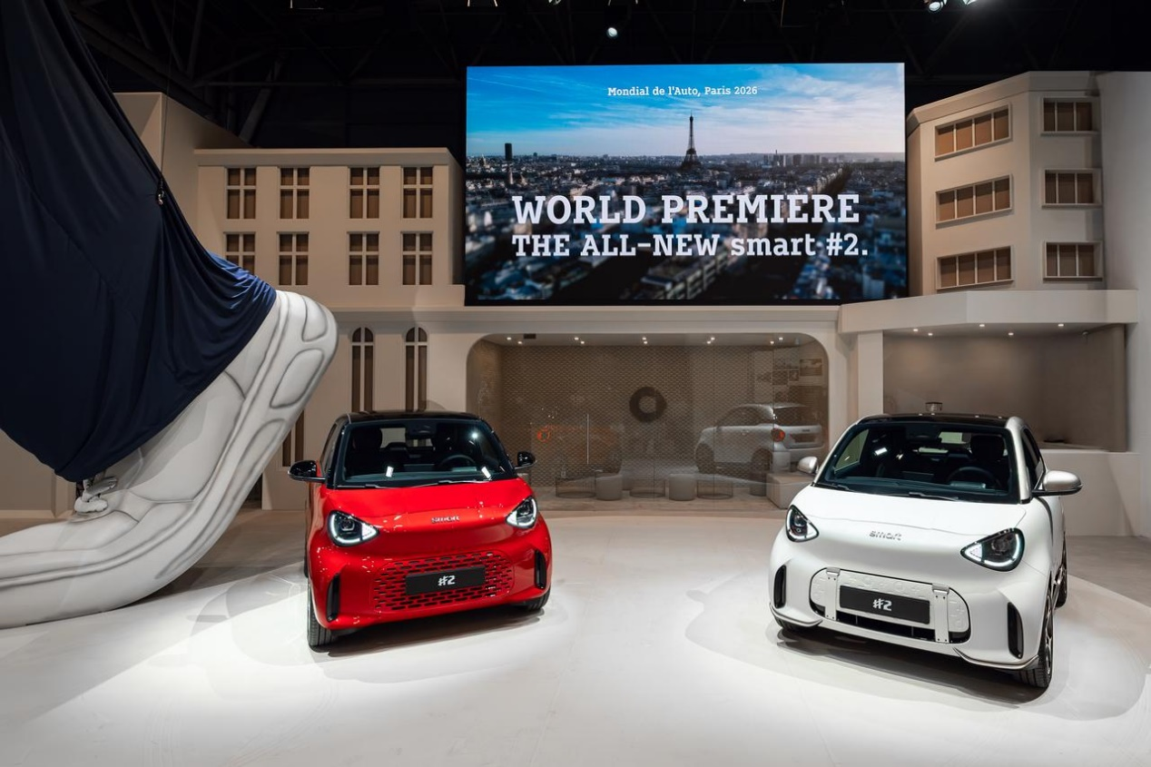 两座 smart 纯电回归巴黎：11.3万的限量高定，是情怀还是底气？
10 月 12 日，全新 smart 精灵 2 号在巴黎车展完成全球首秀，那台记忆里的两座小车，阔别 7 年后以纯电身份回来了。
先看关键信息：鎏金高定版（Couture Edition）同步开售，售价 112999 元，全球限