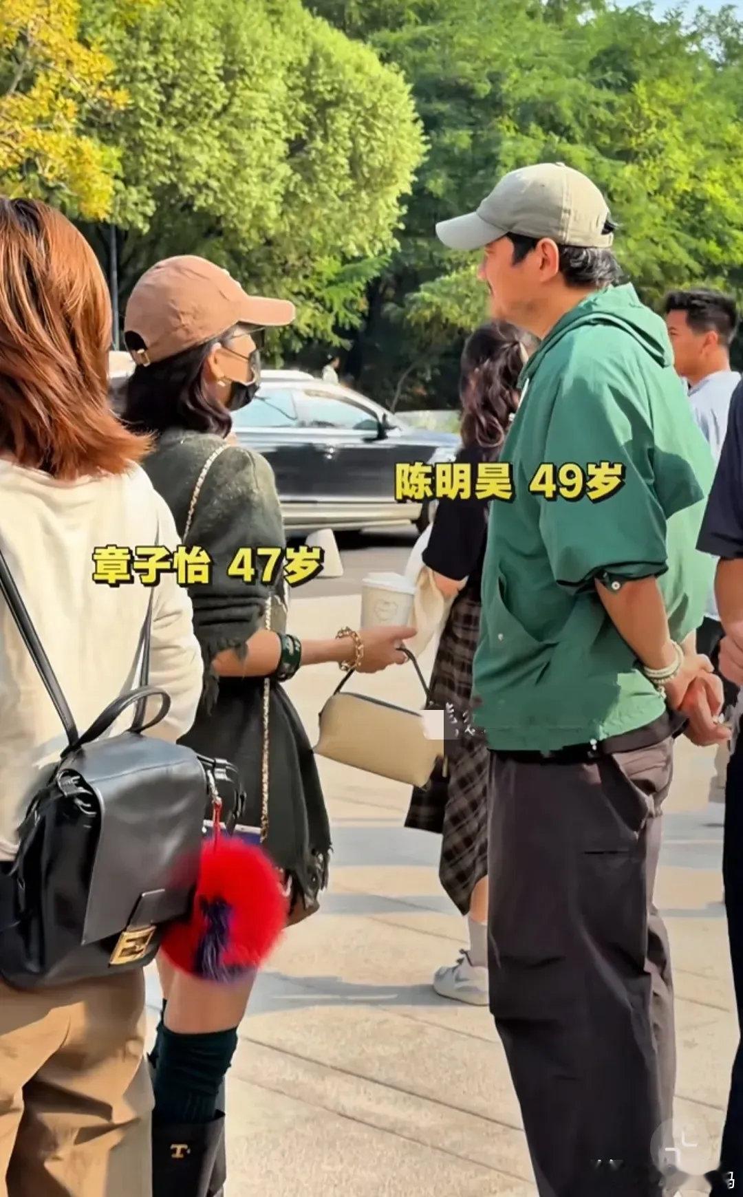 章子怡现身河北阿那亚，穿搭洋气感拉满✨
棒球帽+灰色针织衫搭配短裙长靴，身段窈窕纤细。
没有红毯隆重妆造加持，私下生图反而更显年轻有活力。
蒂芙尼首饰、奢牌包包，随身还带着华为手机，妥妥行走的混搭代言人！ ​
