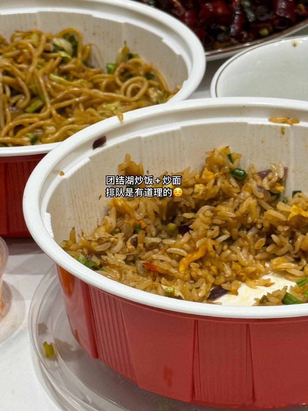 一些美味
明明备注的糖老师变成糖老板了
“我以后发财了给你们一人一个金镯子一辆玛莎拉蒂”
“好 等着你的金镯子”
“不要玛莎拉蒂？？”
“金镯子听起来更好实现一点…”
“……” ​