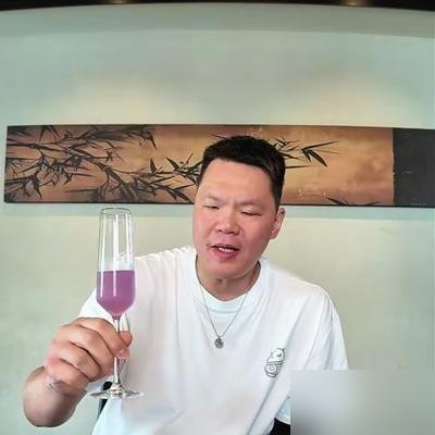 朱芳雨不当总经理了，跑去顺德吃鸡，整个人胖了一圈，笑得比在宏远那几年都松弛。
他举着鸡腿说，吃鸡和打球一样，火候到了肉才脱骨，时候没到硬啃就是塞牙。
这话听着像玩笑，细品全是道理。
宏远把他换下来挂个荣誉顾问，转头人家就进了名人堂提名，还站球迷嘉年华第一排发言。
前几天他还在社媒上甩了句，没