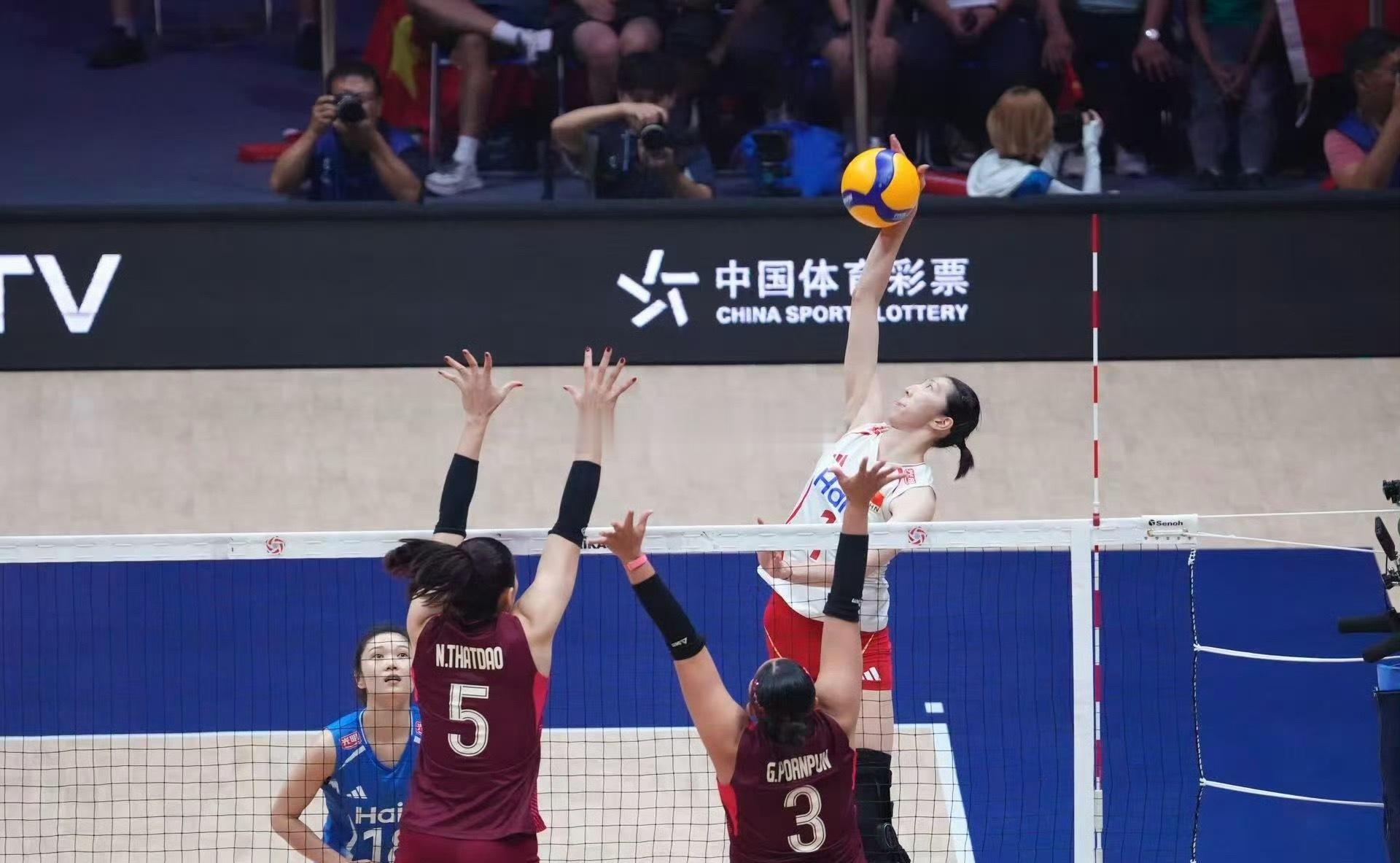 泰国女排三比二战胜中国女排，历史上第一次获得奥运会正赛资格，赛后主教练加提蓬为中国队指明出路

加提蓬：我百分百相信，未来两年中国女排完全可以晋级奥运会正赛，她们未来有很多机会，比如可以通过世界排名，是的，我们很开心，这对于我们来说是一个奇迹，这一直是我们的梦想，终于可以参加奥运会 ​