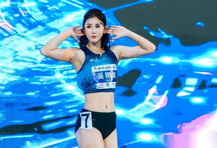 名古屋亚运会女子100米栏的预赛成绩单，被敲在了大屏幕上。
吴艳妮的名字后头，跟着一行数字：13秒18。
队友林雨薇的成绩更暗淡：13秒59。
三年前的杭州，这条红白相间的赛道是她们俩互相飙速的绝对主场。但眼下，转播镜头的焦点，全给到了日本选手中岛瞳和福部真子。曾经的“双雌争霸”，变成了只能看着对手