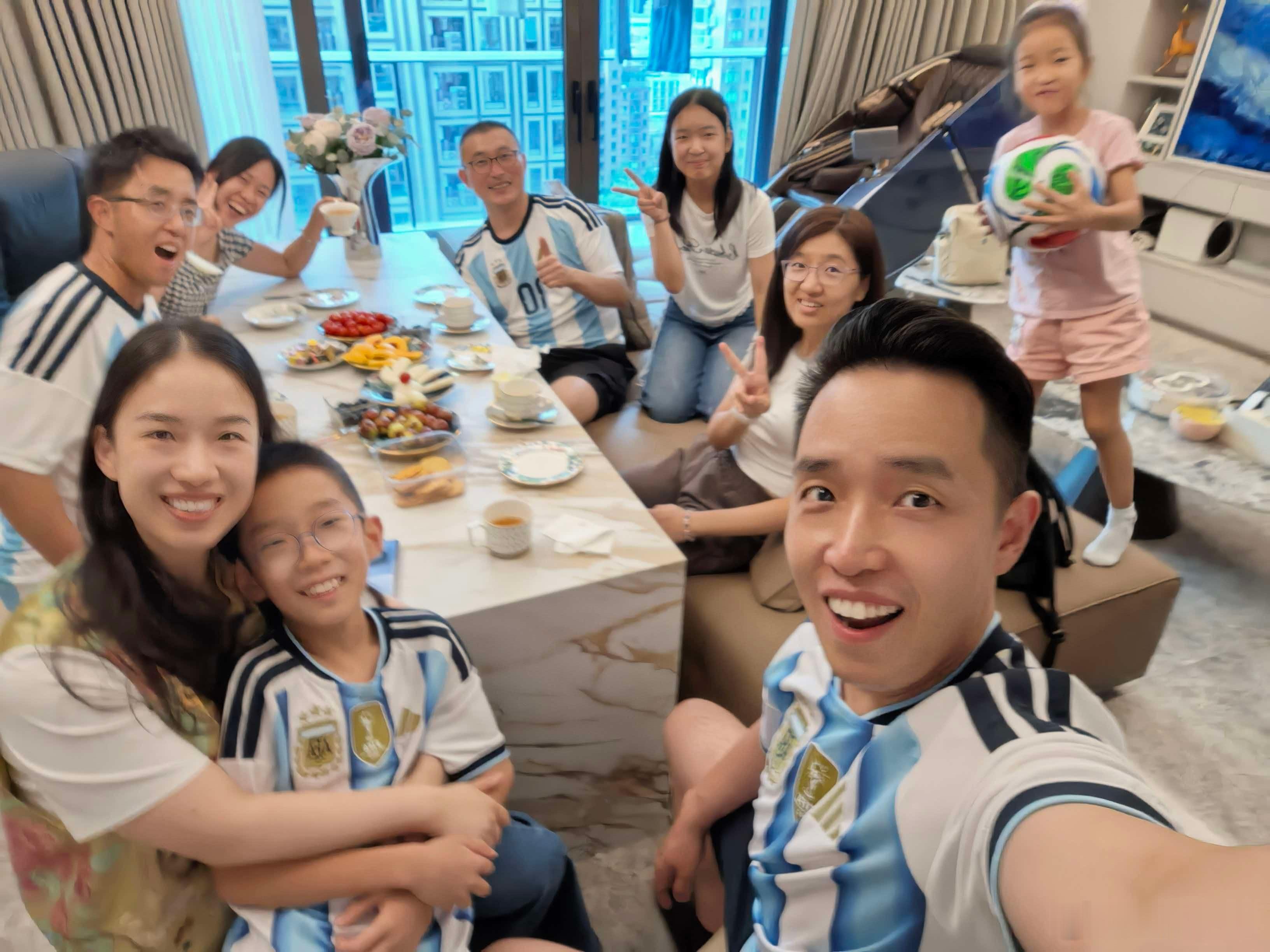 2026年8月13日感恩日记
突然很感谢自己和lg作出陪鑫仔一家去杭州的决定[兔子]这是我们三姐弟大学毕业后带着家人真正悠哉团聚的时光[心]参观了磊仔的舒适新居，溜达了大兜路历史文化街区，晨起参拜了千年古寺香积寺，最后整合家庭梅西队齐游钱江新城，在杭州赫赫有名的湖畔居吃了精致晚餐[给你小心心]这 ​