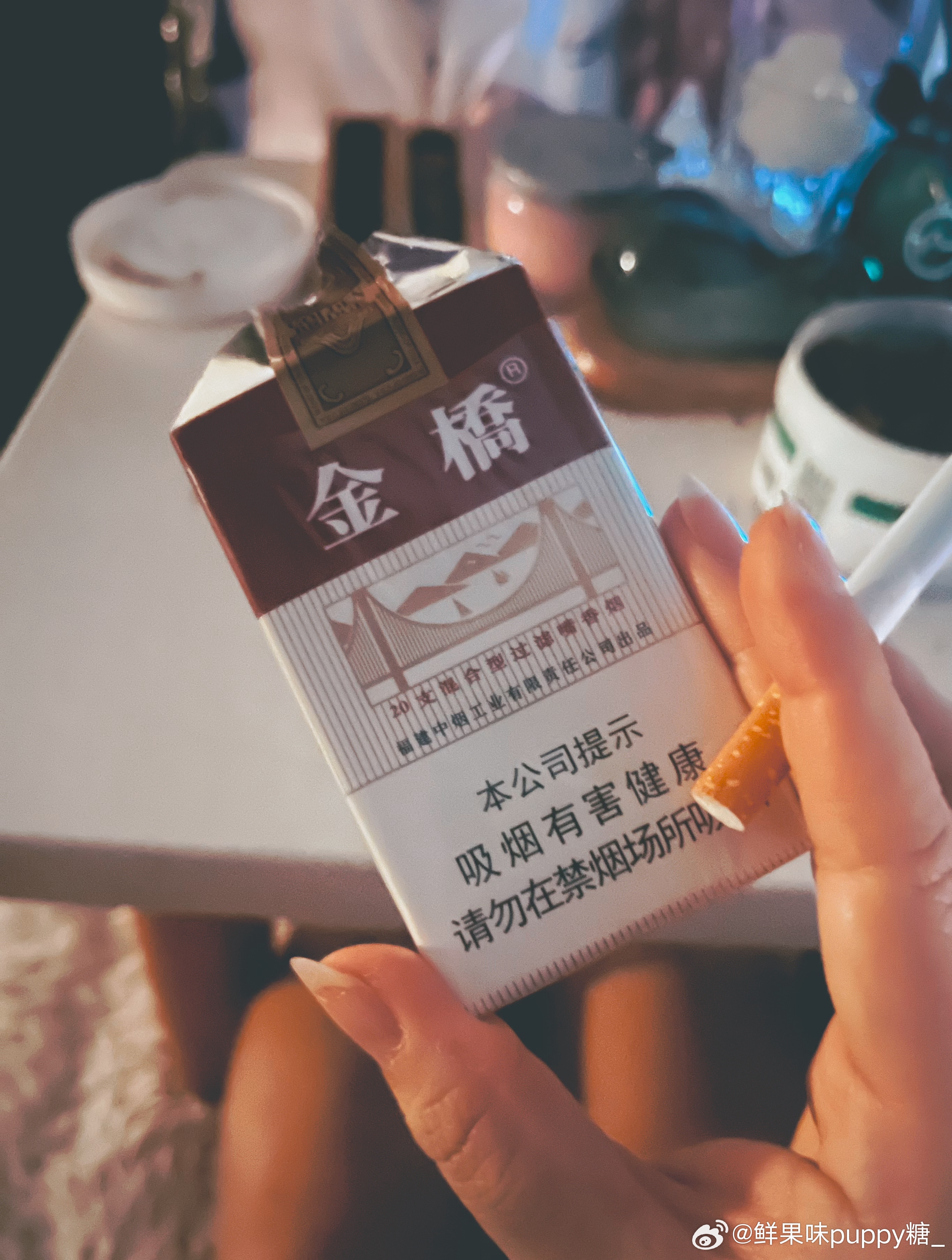 一抽这个就想起来好多好多年前，有一阵这个特别不好买，家门口的烟酒店好多都买不到，内时候认识一个乐手弟弟，经常从北京来找我玩，有一回冬天的晚上我俩在路边等车去吃饭，男孩突然说姐姐你把手放我口袋里暖和暖和吧我捂的可热乎了，说着就拉着我的手塞他外套口袋里，确实还挺暖乎的，我还想呢小伙子 ​