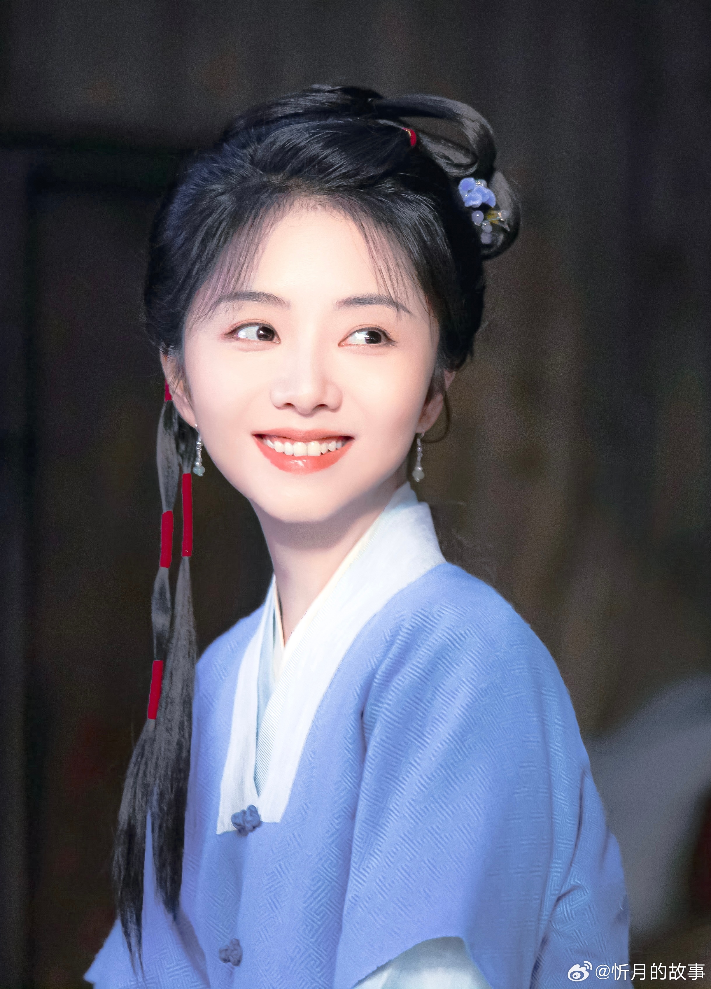 谭松韵流量花争议
谭松韵来演《兰香如故》是最佳选择

很多人刻板印象里，她是温柔甜妹，撑不起大女主的厚重感。但看完所有剧情才懂，没人比她更懂许兰香的温柔与坚韧，每一场名场面的细节演技，都好好。

前期家道中落、跌落尘埃，她从娇养贵女沦为卑微丫鬟。

那场柴房醒来的戏真的太戳人，没有哭戏 ​