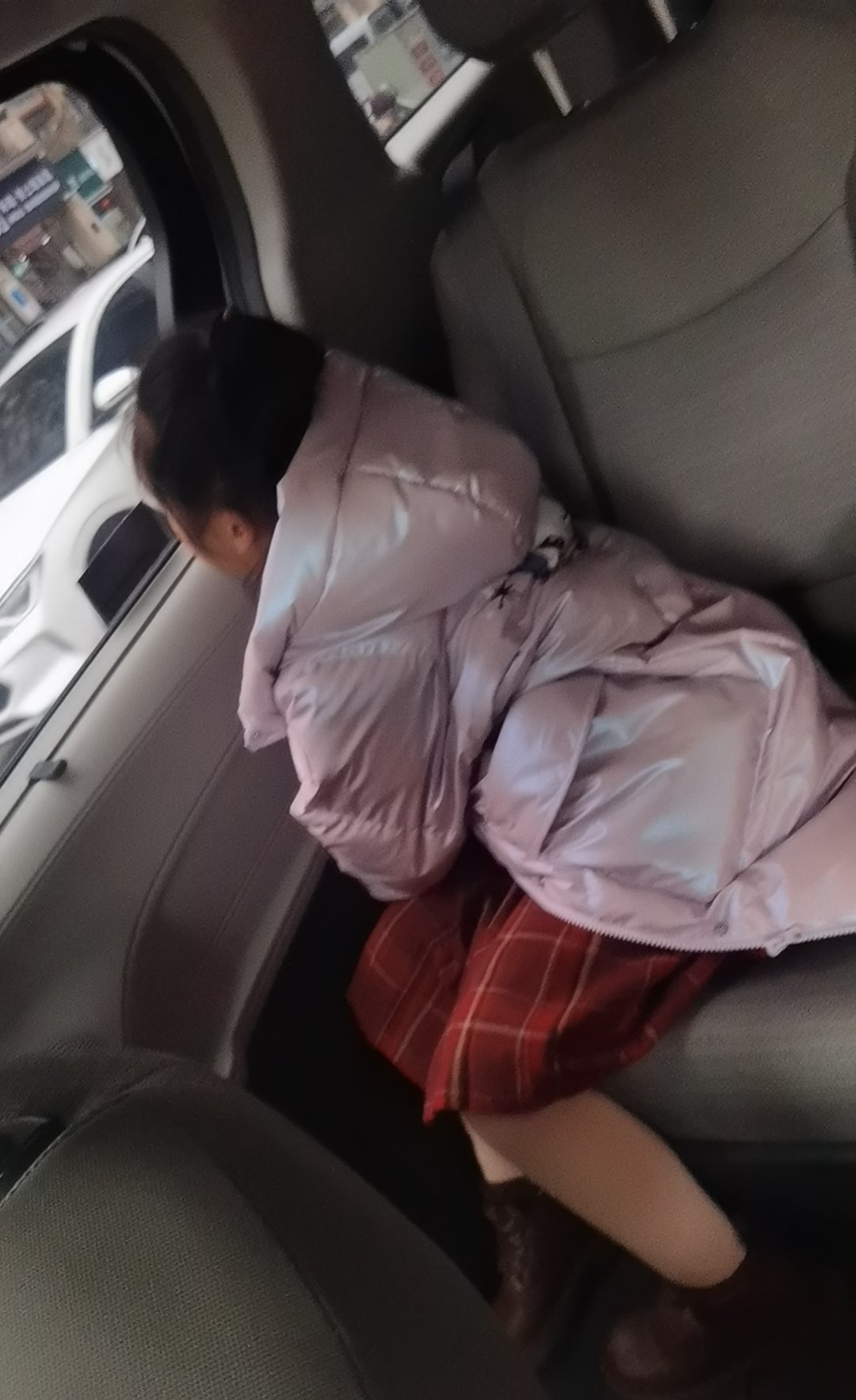 女儿刚上三年级，班主任换了人，画风突变。开学才两周，孩子回家眼睛红红的，说老师总在课堂上点她名，说她“脑子笨还不用心”，连作业本上的错字都要当众念出来嘲笑。我们当父母的，听完心里像刀割一样。

先别急着炸毛，咱们得把这事掰扯清楚。孩子嘴里的“阴阳”可能是主观感受，但老师的行为如果真到了当众羞辱的地步