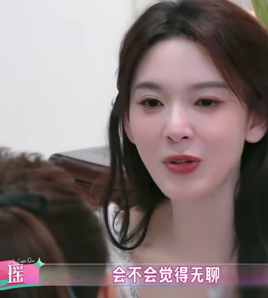 陈瑶跟张月说，自己从来不敢主动找朋友，怕打扰人家，也怕自己太无趣。这话从一个女明星嘴里说出来，挺让人愣神的。
俩人认识六年了，片场第一次见，张月觉得陈瑶太精致，以为玩不到一块儿。结果同住一层楼，过了个圣诞节，慢慢就熟了。后来一起拍《宿命之敌》，又拍《玫瑰的故事》，今年还一块儿上了综艺，陈瑶选队直接