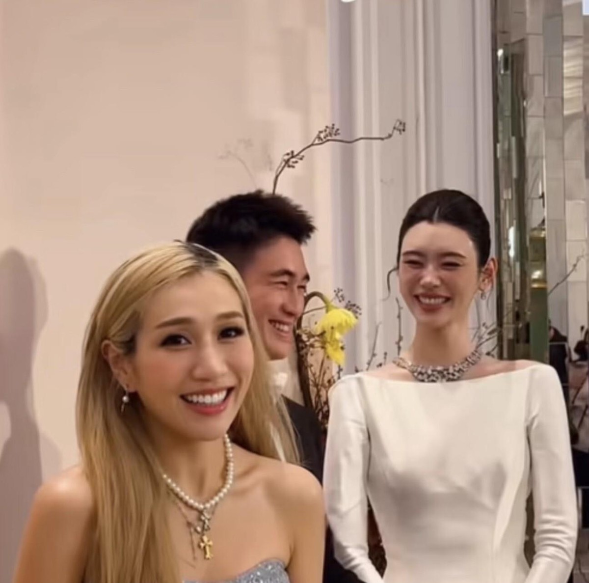 何超盈晒出何猷君奚梦瑶澳门答谢宴合照，结果何猷君自嘲比奚梦瑶矮半个头，何超盈当年还是两人的媒人。何猷君通过姐姐认识奚梦瑶，何超盈从中撮合并打消对方顾虑。四房择偶确实有“补短板”的倾向，辛奇隆是哈佛出身、后来读了耶鲁医学博士，奚梦瑶是国际超模，一个补学历基因，一个补身高基因，普通人家挑对象也看条件，只