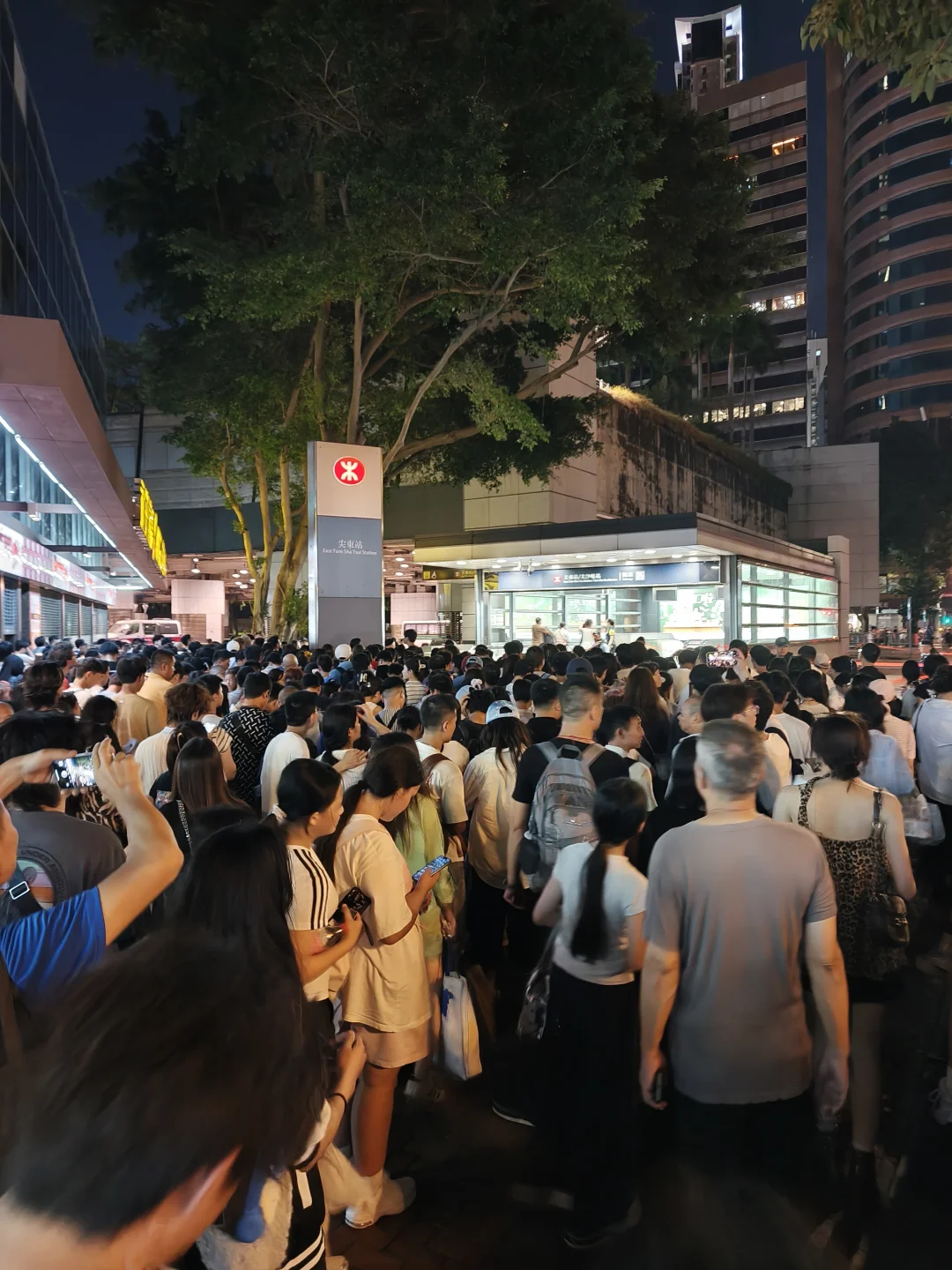 香港烟花秀结束，人山人海