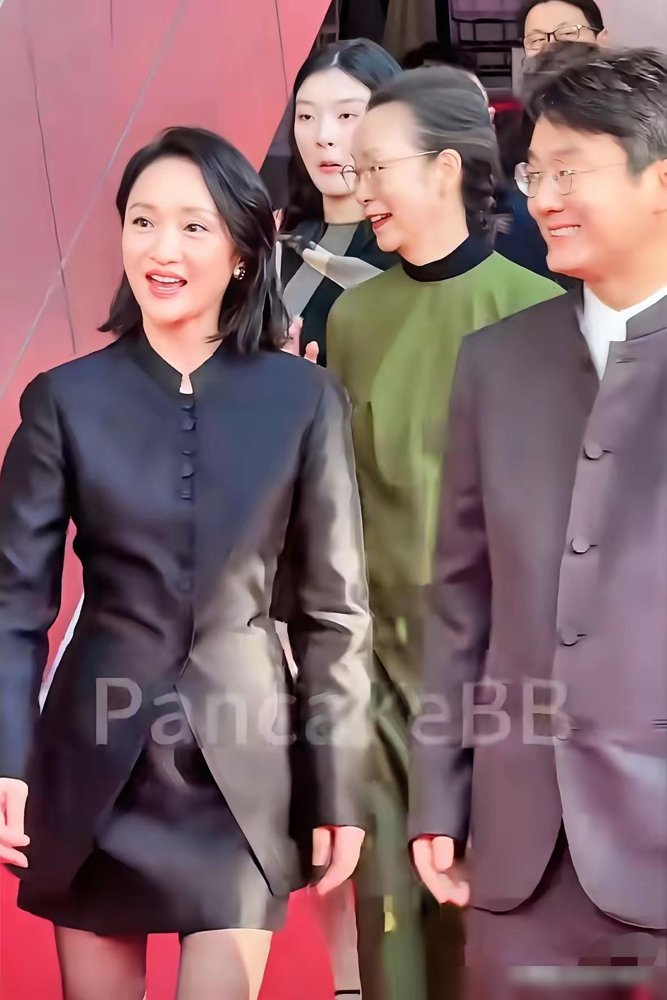 周迅在釜山哭了。不是演戏，是记者会上一提亲人，眼泪直接掉下来。
她这次去釜山，穿了香奈儿新总监上任后的首套高定，全球首穿，排面拉满。但热搜没人提裙子，全在看她哭。
新片《初次尝到寂寞》入围主竞赛，是唯一一部内地片。她演个中年女人江月，距离上一次去釜山，整整二十年。二十年前是《明明》，现在演的是“