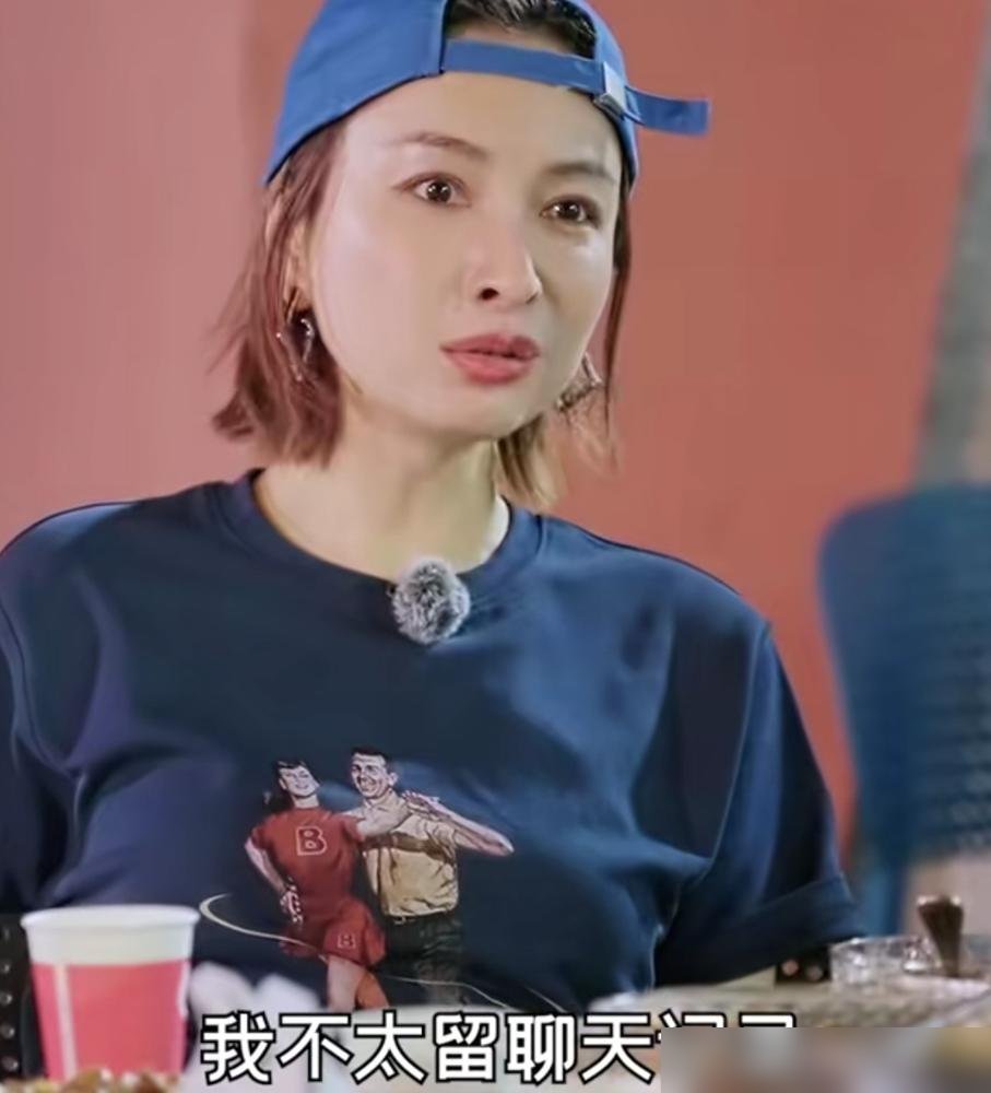 吴昕把聊天记录全删了，杜海涛爆的料，说她还把旧群当新群给清空了。
这边李维嘉，手机里十几年前的记录都留着，一条不落。
一个恨不得删光，一个死活不扔。这事搁一块看，挺有意思。
吴昕刚在阿那亚主持完，又跑米兰看秀，短发造型整得挺利索。镜头前状态越来越好，私下却连句聊天记录都不敢留。
删记录的人，