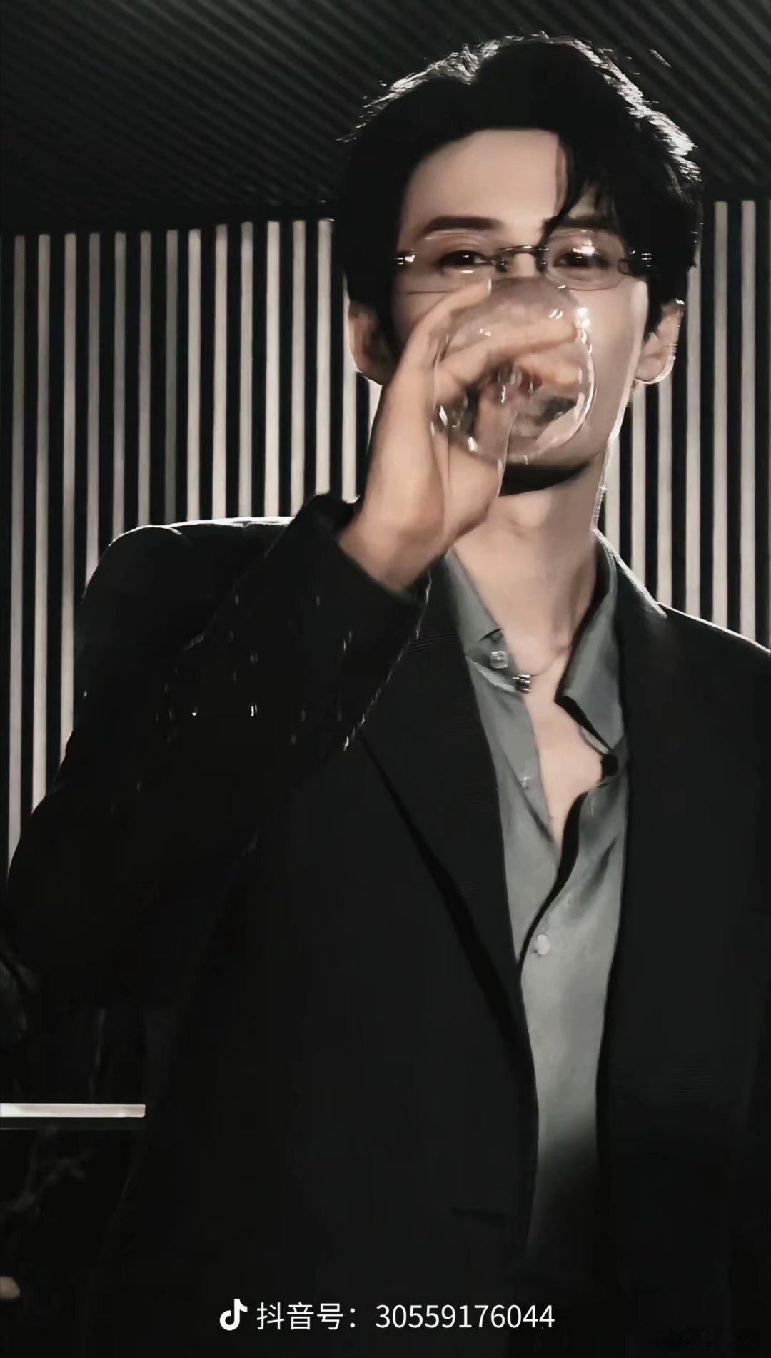 #第21届金鹿奖获奖名单#[手指比心] #檀健次金鹿奖最佳男演员# 

檀健次演技超级好，特别牛，我觉得他是年轻一代演员里演技最好的，声台形表样样精通，文戏打戏都很厉害，古装 现代 现实 偶像各种类型剧都可以驾驭，演技方面没有短板，檀健次除了金鹿奖，还该拿更多奖项，永远支持这种演技 唱跳 业务能 ​