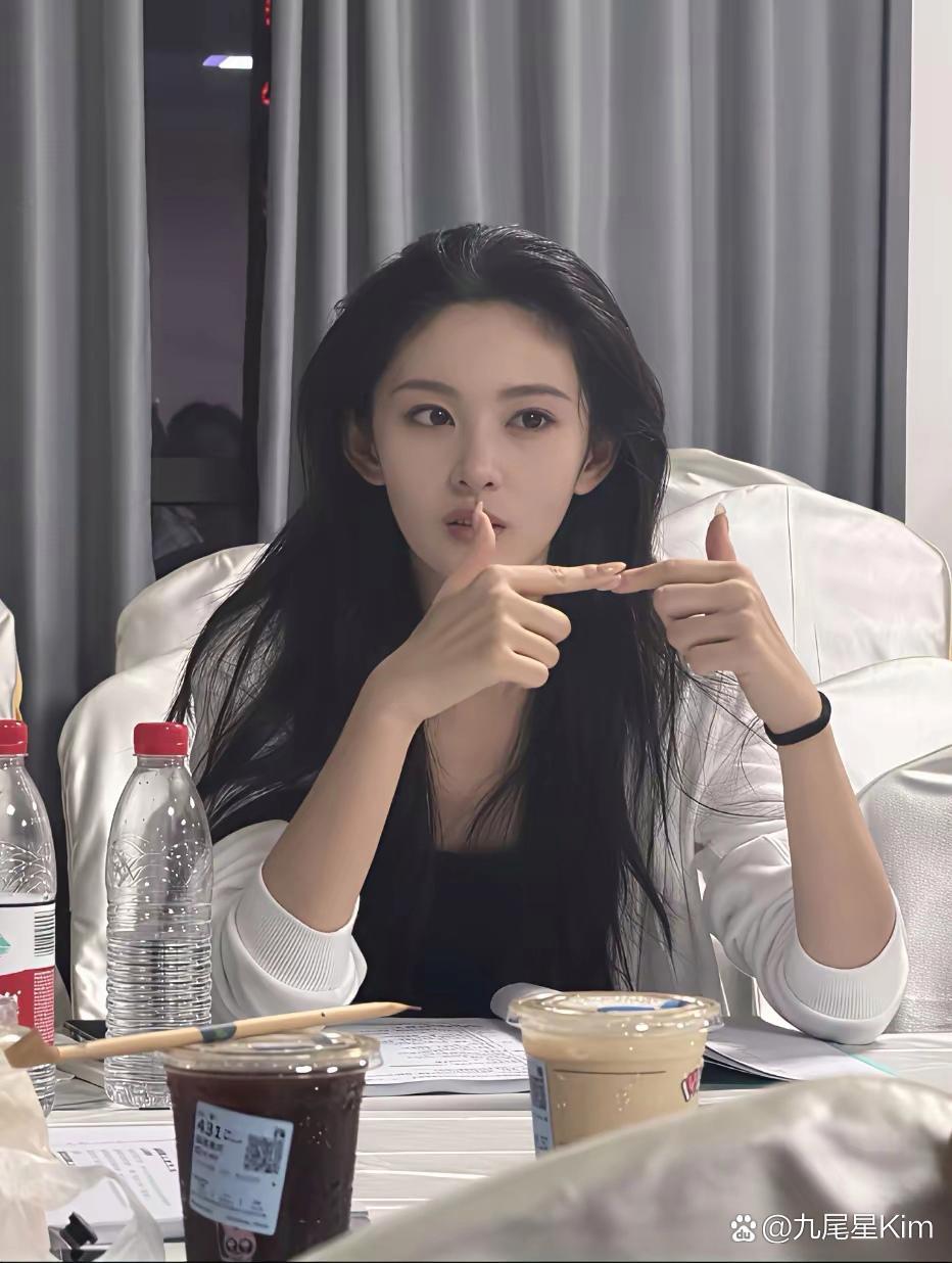 赵晴是真的吓我一跳，怎么忽然就长开了，之前没get到的美现在全扑过来。 ​