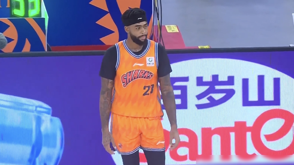 23投7中，NBA探花在CBA首秀被帽傻了。上海102比68血洗深圳，但拉塞尔这数据，正负值+23都盖不住那股尴尬味儿。
上半场被巴吉连扇三个大帽，主教练卢伟直接上去推了他一把。不是安慰，是提醒：你醒醒。28分钟，23次出手换21分，三分12中3，全队赢34分，他个人在场赢23分。
队友古德温打