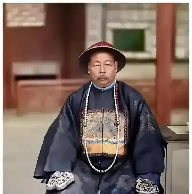 左宗棠有一妻三妾，但女儿左孝琳晚年的回忆，却出人意料：父亲从不踏入姨娘的房间，反倒是每逢节前，姨娘都要按顺序去正厅请安。
同治年间，左宗棠督师陕甘，难得回湘阴宅邸小住。一到家，他便入了书房，案头堆满了军报舆图。
第二个清晨，三位妾室已按规矩立在正厅外。左宗棠坐在上首，周夫人坐在一旁。从张氏开始，她们