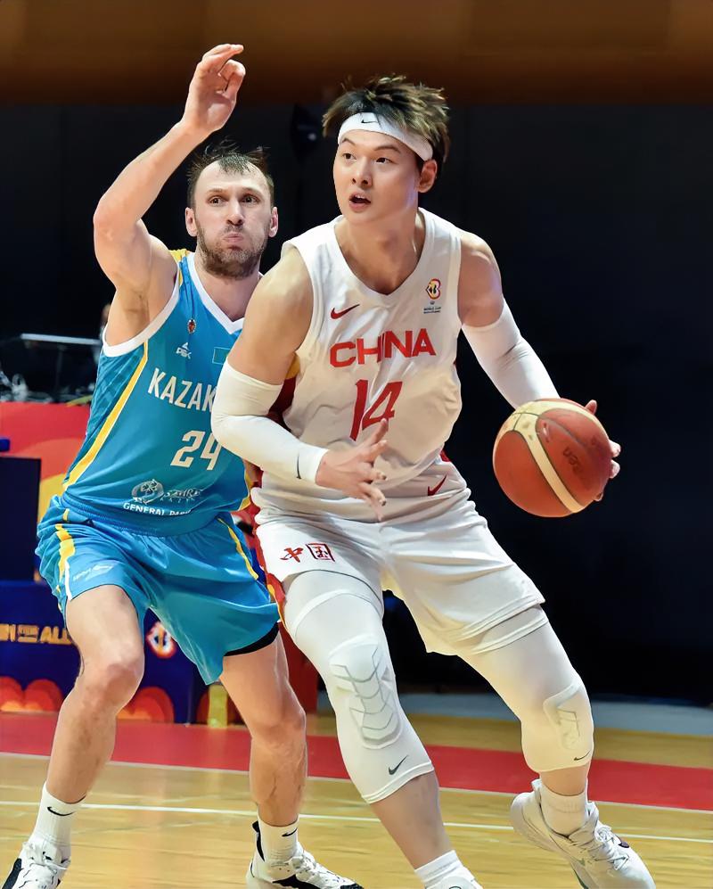 中国男篮太给力了！99-61 大胜哈萨克斯坦，38 分的分差直接打懵对手，用实力回击了赛前的所有质疑。首节就轰出 20-0 的进攻高潮，半场领先 27 分，全程压着对手打，看得人热血沸腾！
多点开花的进攻体系展现强大实力，庞峥麟 19 分 4 助攻串联全队，李弘权 16 分 9 篮板攻防一体，余嘉豪