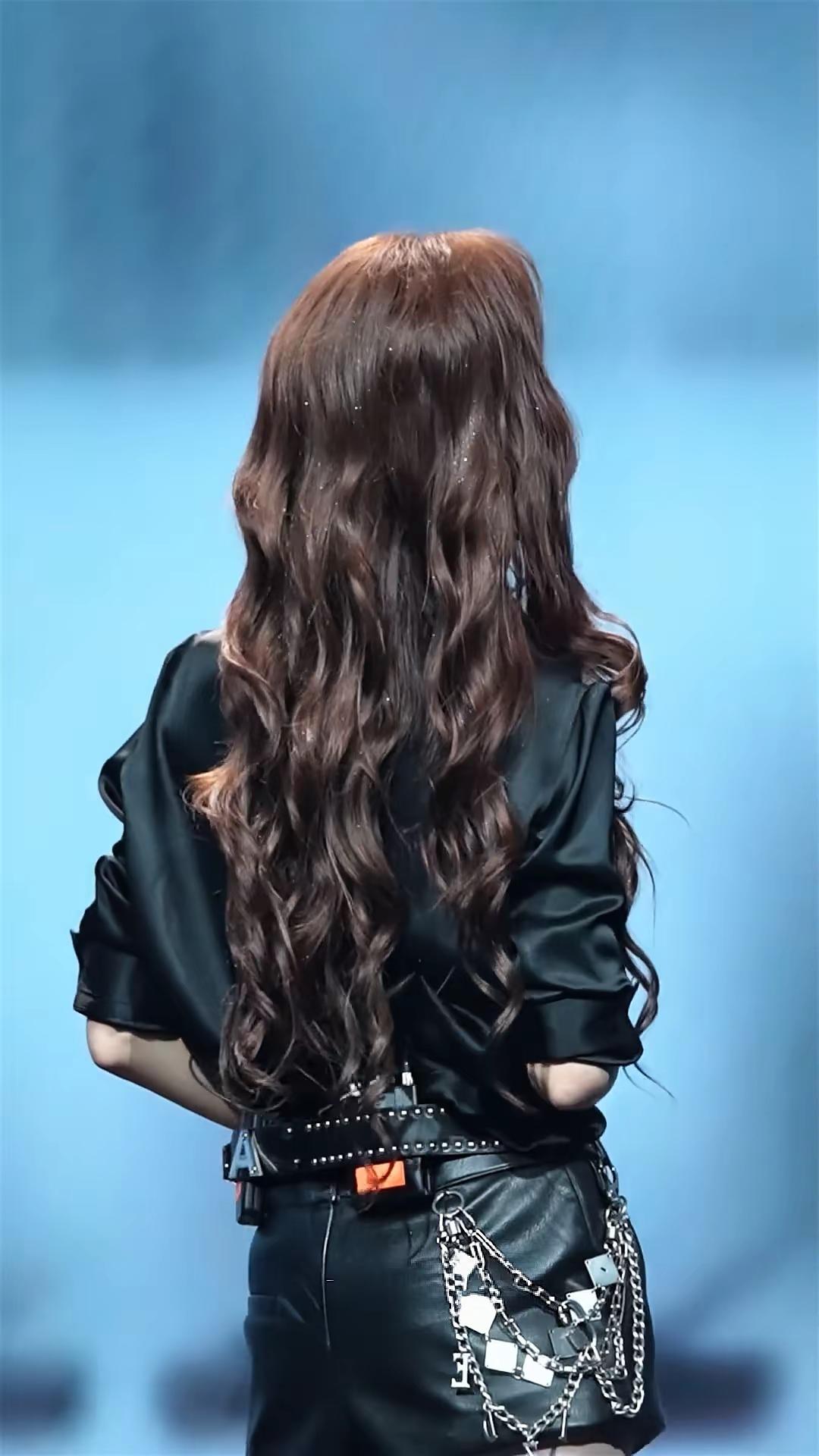 到底是什么样的人，连背影都这么有张力 又美又飒舞台 女idol 背影杀